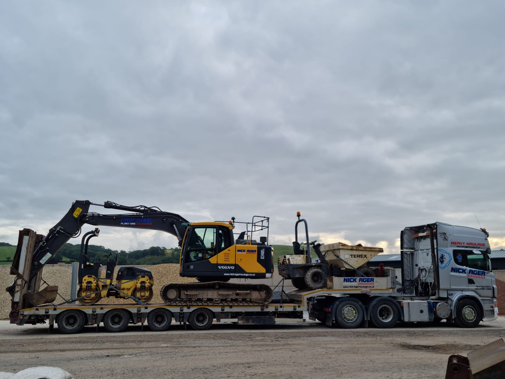 Low Loader – Haulage, Aggregate and Landscaping supplies